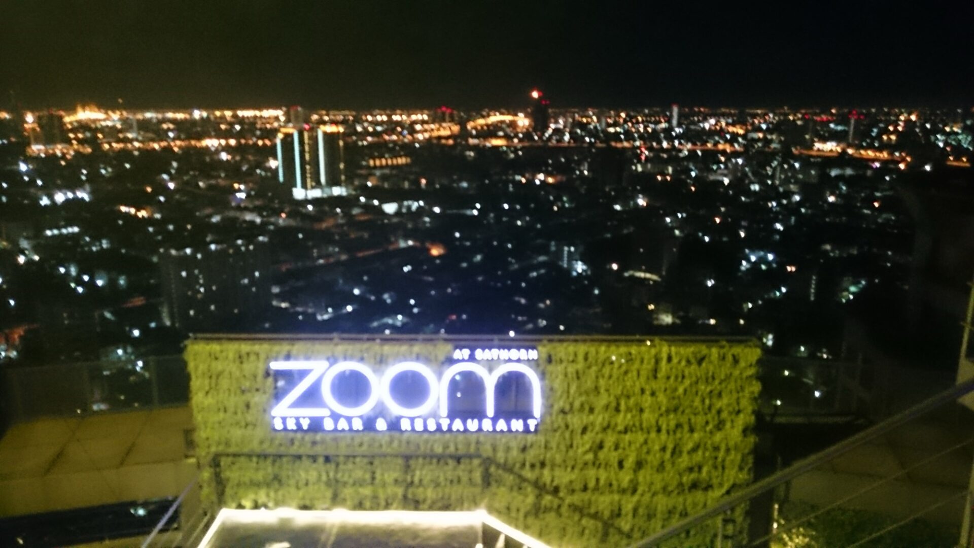 バンコクのルーフトップバーの写真。