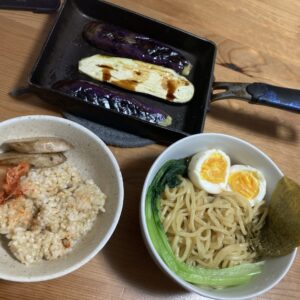 焼きなす、つけ麺、玄米の写真
