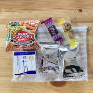 甘酒、パイの実、羊羹、フリーズドライのスープなどが入っている、おやつポーチの写真。