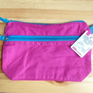 マゼンタの生地にターコイズのチャックがついた、ダイソー布製ポーチの写真