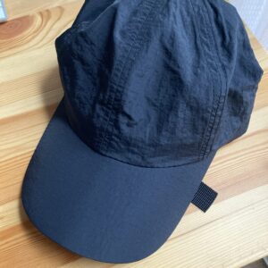 ダイソーの黒のナイロンキャップ300円の写真