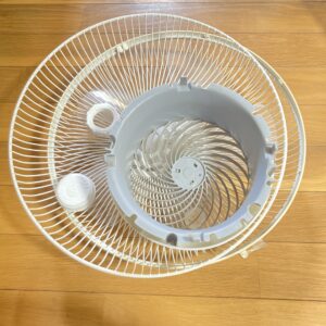 サーキュレーターと扇風機を分解。お湯洗浄前の写真。