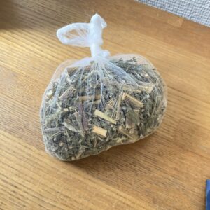 無農薬乾燥よもぎを、ごみ取りネットに入れて、お風呂に入れる前の写真。