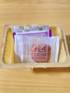 豆腐の空き容器に、お風呂に持ち込むビスケットやクッキーを入れている写真