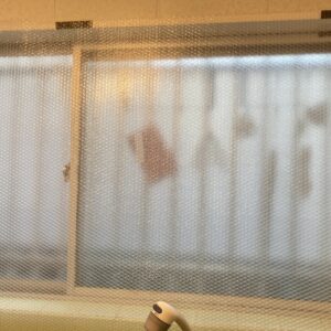 浴室窓に断熱シートをマグネットテープで貼り付けた写真