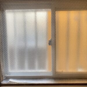 洗面所窓に洋上テープでプチプチを貼った写真
