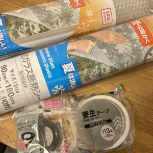 ダイソーで購入したガラス断熱シート、養生テープ、マグネットテープの写真。