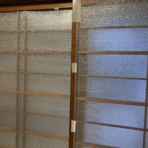 ガラス障子にプチプチ貼った写真