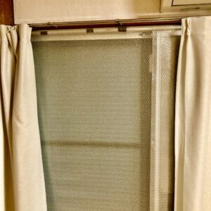 断冷シートを貼った窓の写真