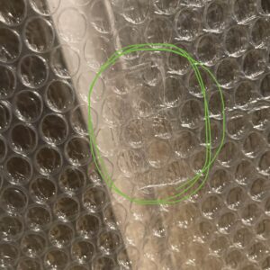 断冷シートにヤモリグリップを貼って、重なった部分を密着させている写真