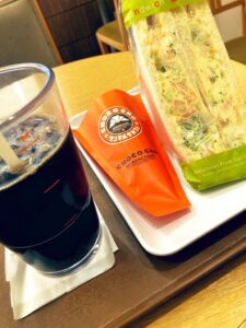 サンマルクカフェで食事をした時の写真。コーヒー、チョコクロ、海老アボカドサンドを購入。