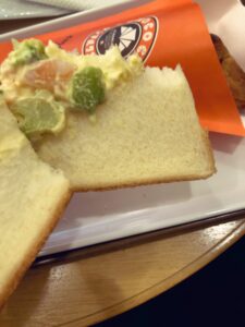 海老アボカドサンドを開いてみたら具のないエリアが多かった。